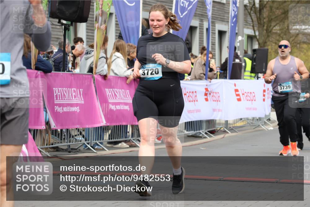 12.04.2026 - 45. Internationalen Wilhelmsburger Insellauf Strokosch-Dieckow http://msf.ph/oto/9482553 12.04.2026 13:24:12 Ziel 2766, 5622, 3739, 5209, 5212 meine-sportfotos.de
