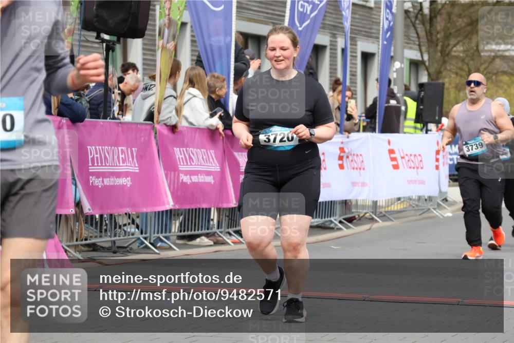 12.04.2026 - 45. Internationalen Wilhelmsburger Insellauf Strokosch-Dieckow http://msf.ph/oto/9482571 12.04.2026 13:24:12 Ziel 2766, 5622, 3739, 5209, 5212 meine-sportfotos.de