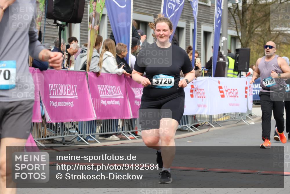 12.04.2026 - 45. Internationalen Wilhelmsburger Insellauf Strokosch-Dieckow http://msf.ph/oto/9482584 12.04.2026 13:24:12 Ziel 2766, 5622, 3739, 5209, 5212 meine-sportfotos.de