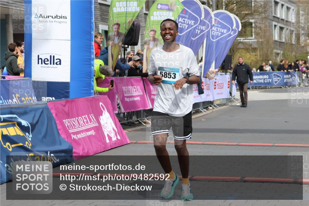 12.04.2026 - 45. Internationalen Wilhelmsburger Insellauf Strokosch-Dieckow http://msf.ph/oto/9482592 12.04.2026 12:48:35 Ziel 5853 meine-sportfotos.de