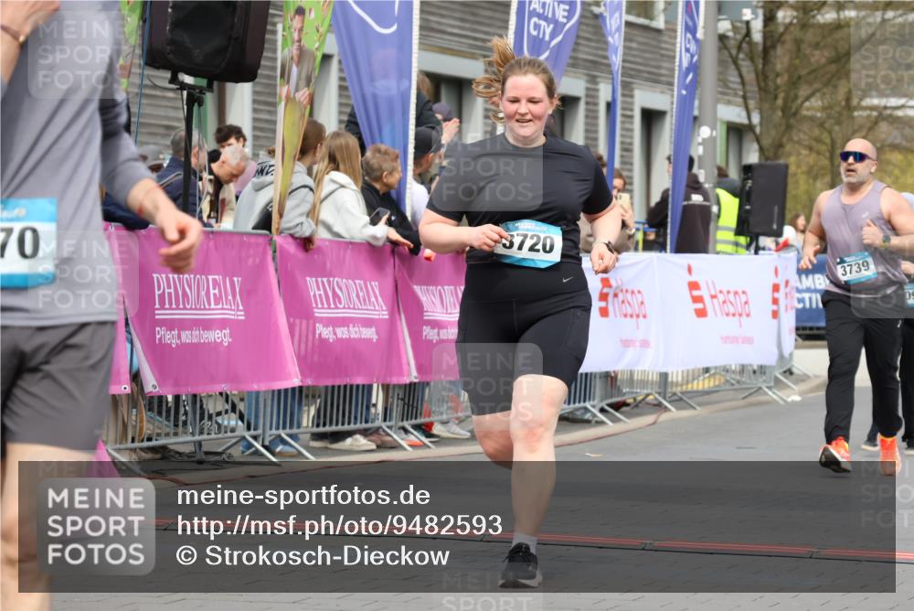 12.04.2026 - 45. Internationalen Wilhelmsburger Insellauf Strokosch-Dieckow http://msf.ph/oto/9482593 12.04.2026 13:24:12 Ziel 2766, 5622, 3739, 5209, 5212 meine-sportfotos.de