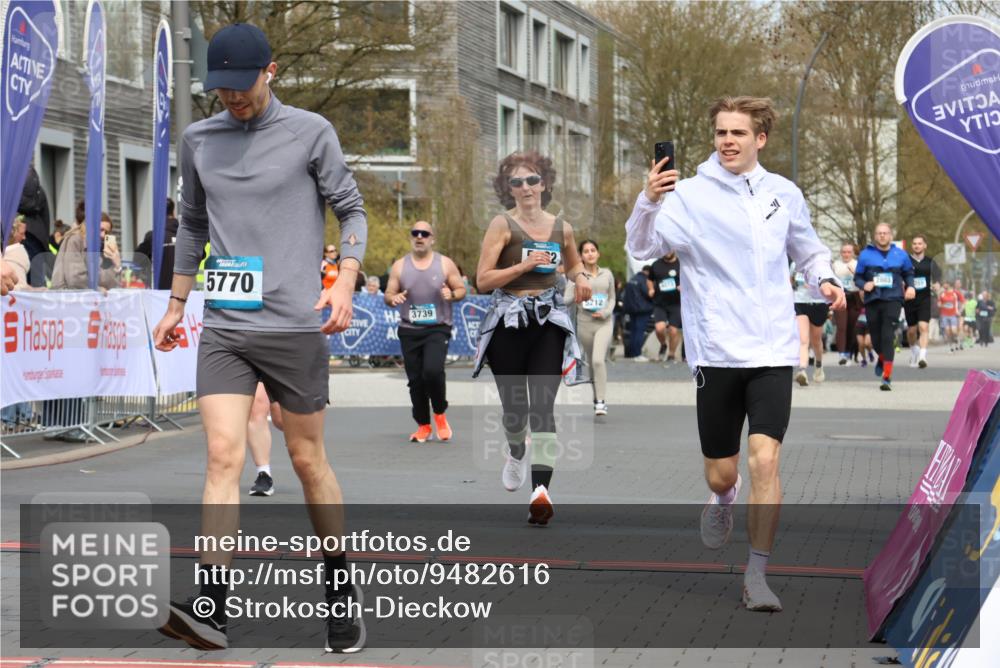 12.04.2026 - 45. Internationalen Wilhelmsburger Insellauf Strokosch-Dieckow http://msf.ph/oto/9482616 12.04.2026 13:24:09 Ziel 2766, 5622 meine-sportfotos.de