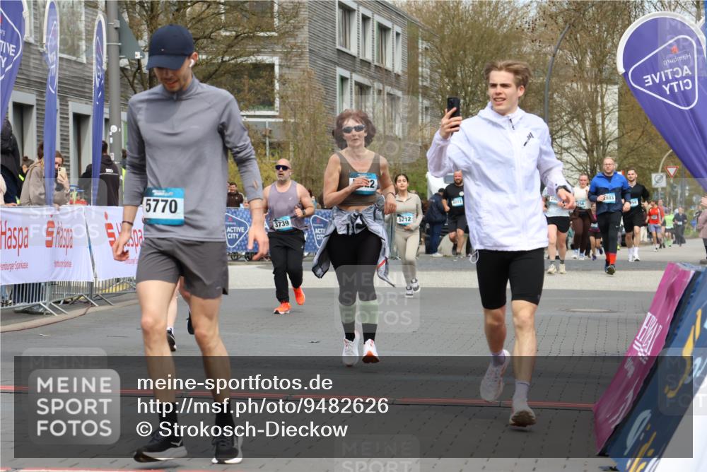 12.04.2026 - 45. Internationalen Wilhelmsburger Insellauf Strokosch-Dieckow http://msf.ph/oto/9482626 12.04.2026 13:24:09 Ziel 2766, 5622 meine-sportfotos.de
