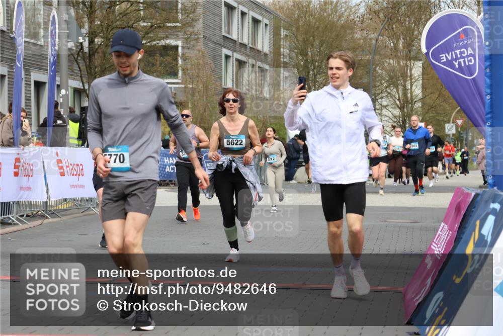12.04.2026 - 45. Internationalen Wilhelmsburger Insellauf Strokosch-Dieckow http://msf.ph/oto/9482646 12.04.2026 13:24:09 Ziel 2766, 5622 meine-sportfotos.de
