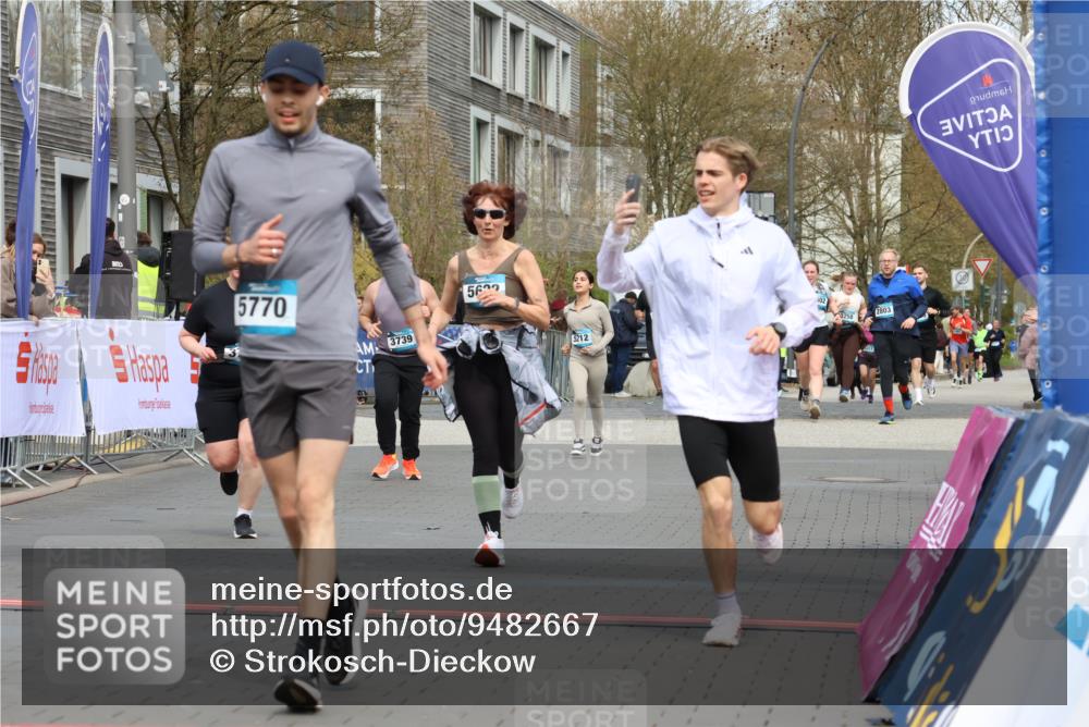 12.04.2026 - 45. Internationalen Wilhelmsburger Insellauf Strokosch-Dieckow http://msf.ph/oto/9482667 12.04.2026 13:24:09 Ziel 2766, 5622 meine-sportfotos.de