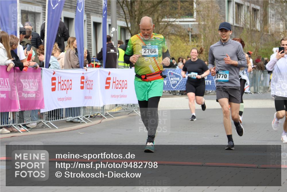 12.04.2026 - 45. Internationalen Wilhelmsburger Insellauf Strokosch-Dieckow http://msf.ph/oto/9482798 12.04.2026 13:24:06 Ziel 2766 meine-sportfotos.de