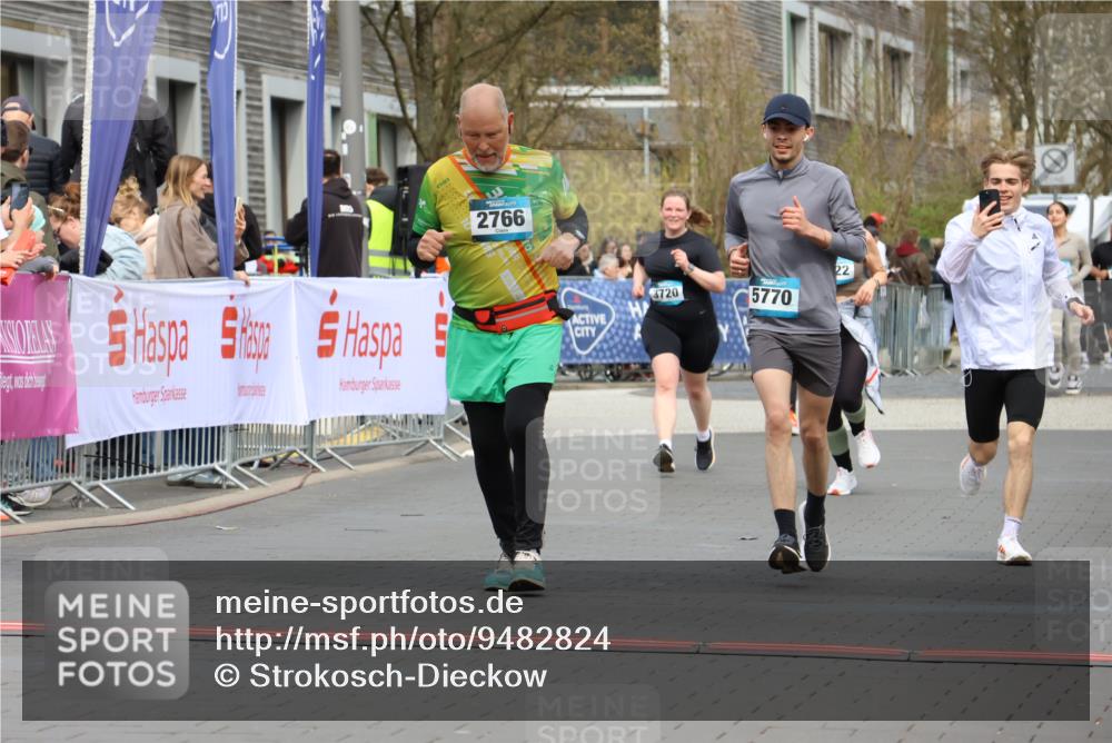 12.04.2026 - 45. Internationalen Wilhelmsburger Insellauf Strokosch-Dieckow http://msf.ph/oto/9482824 12.04.2026 13:24:06 Ziel 2766 meine-sportfotos.de