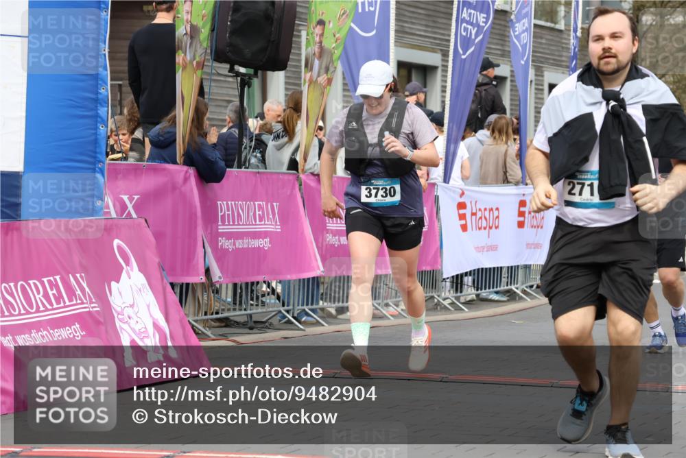 12.04.2026 - 45. Internationalen Wilhelmsburger Insellauf Strokosch-Dieckow http://msf.ph/oto/9482904 12.04.2026 13:23:59 Ziel 3814, 2716, 3730, 3353 meine-sportfotos.de