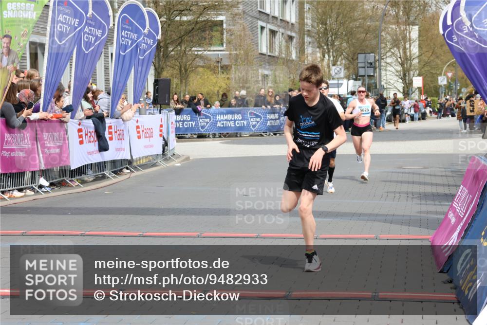 12.04.2026 - 45. Internationalen Wilhelmsburger Insellauf Strokosch-Dieckow http://msf.ph/oto/9482933 12.04.2026 12:49:30 Ziel 4876, 2378, 5625 meine-sportfotos.de
