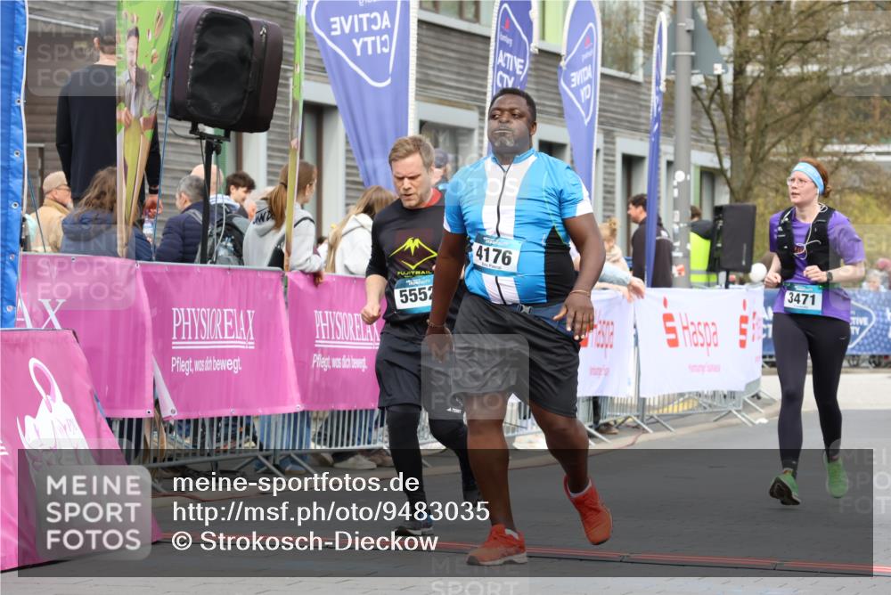 12.04.2026 - 45. Internationalen Wilhelmsburger Insellauf Strokosch-Dieckow http://msf.ph/oto/9483035 12.04.2026 13:23:51 Ziel 3498, 3478, 4176, 5505, 3471 meine-sportfotos.de