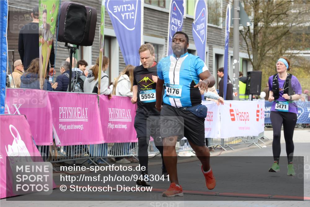 12.04.2026 - 45. Internationalen Wilhelmsburger Insellauf Strokosch-Dieckow http://msf.ph/oto/9483041 12.04.2026 13:23:51 Ziel 3498, 3478, 4176, 5505, 3471 meine-sportfotos.de