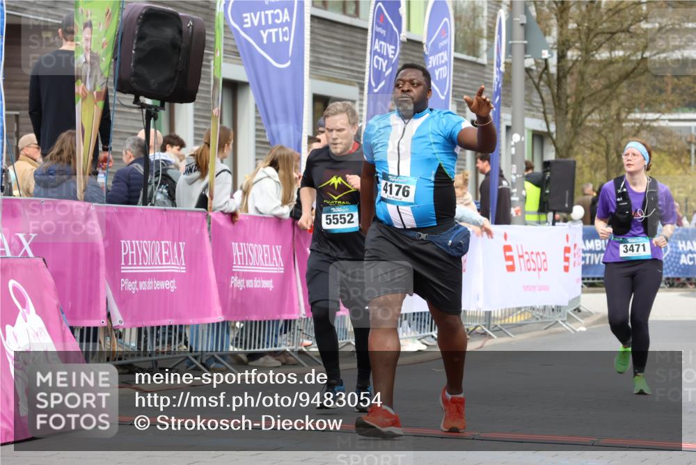 12.04.2026 - 45. Internationalen Wilhelmsburger Insellauf Strokosch-Dieckow http://msf.ph/oto/9483054 12.04.2026 13:23:51 Ziel 3498, 3478, 4176, 5505, 3471 meine-sportfotos.de