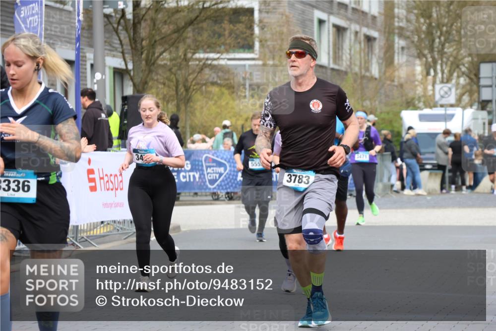 12.04.2026 - 45. Internationalen Wilhelmsburger Insellauf Strokosch-Dieckow http://msf.ph/oto/9483152 12.04.2026 13:23:45 Ziel 5223, 3336, 3783, 3498, 3478 meine-sportfotos.de