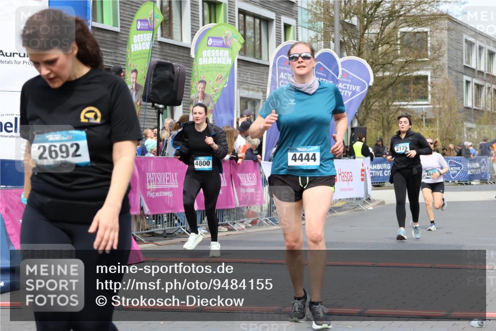 12.04.2026 - 45. Internationalen Wilhelmsburger Insellauf Strokosch-Dieckow http://msf.ph/oto/9484155 12.04.2026 13:21:56 Ziel 2692, 4444, 4800, 4047, 2175 meine-sportfotos.de