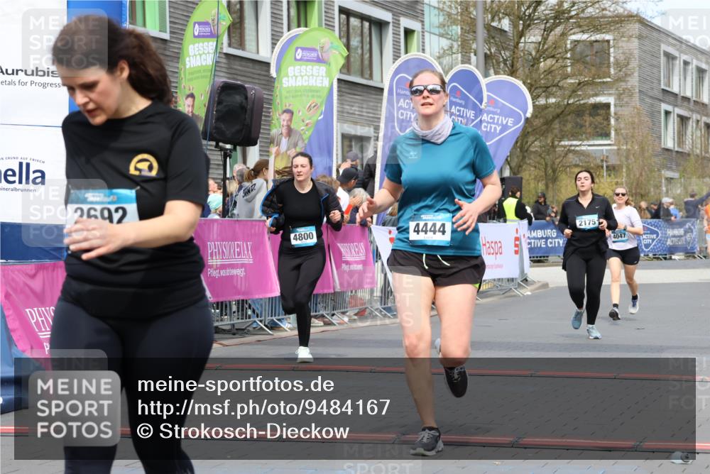 12.04.2026 - 45. Internationalen Wilhelmsburger Insellauf Strokosch-Dieckow http://msf.ph/oto/9484167 12.04.2026 13:21:56 Ziel 2692, 4444, 4800, 4047, 2175 meine-sportfotos.de