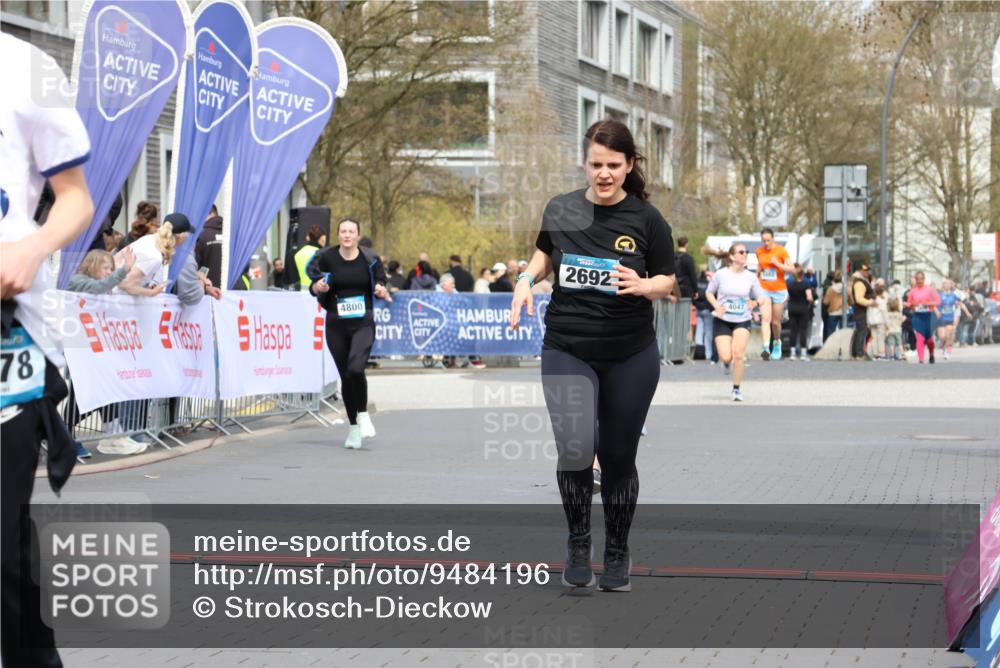 12.04.2026 - 45. Internationalen Wilhelmsburger Insellauf Strokosch-Dieckow http://msf.ph/oto/9484196 12.04.2026 13:21:52 Ziel 5297, 4878, 5484, 2692, 4444 meine-sportfotos.de