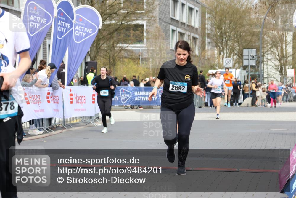 12.04.2026 - 45. Internationalen Wilhelmsburger Insellauf Strokosch-Dieckow http://msf.ph/oto/9484201 12.04.2026 13:21:52 Ziel 5297, 4878, 5484, 2692, 4444 meine-sportfotos.de