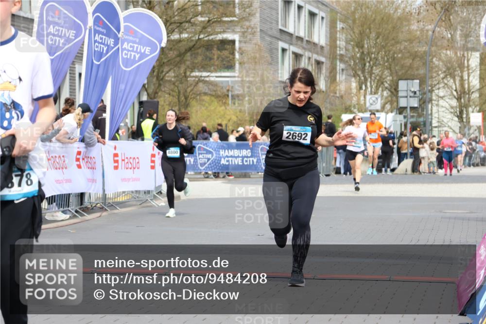 12.04.2026 - 45. Internationalen Wilhelmsburger Insellauf Strokosch-Dieckow http://msf.ph/oto/9484208 12.04.2026 13:21:52 Ziel 5297, 4878, 5484, 2692, 4444 meine-sportfotos.de