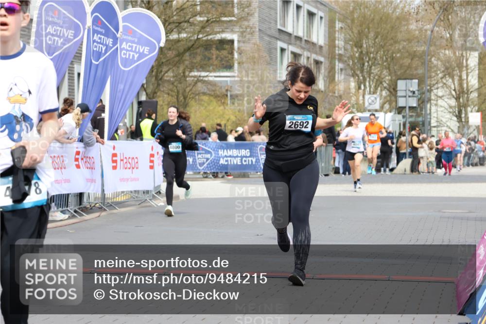 12.04.2026 - 45. Internationalen Wilhelmsburger Insellauf Strokosch-Dieckow http://msf.ph/oto/9484215 12.04.2026 13:21:52 Ziel 5297, 4878, 5484, 2692, 4444 meine-sportfotos.de