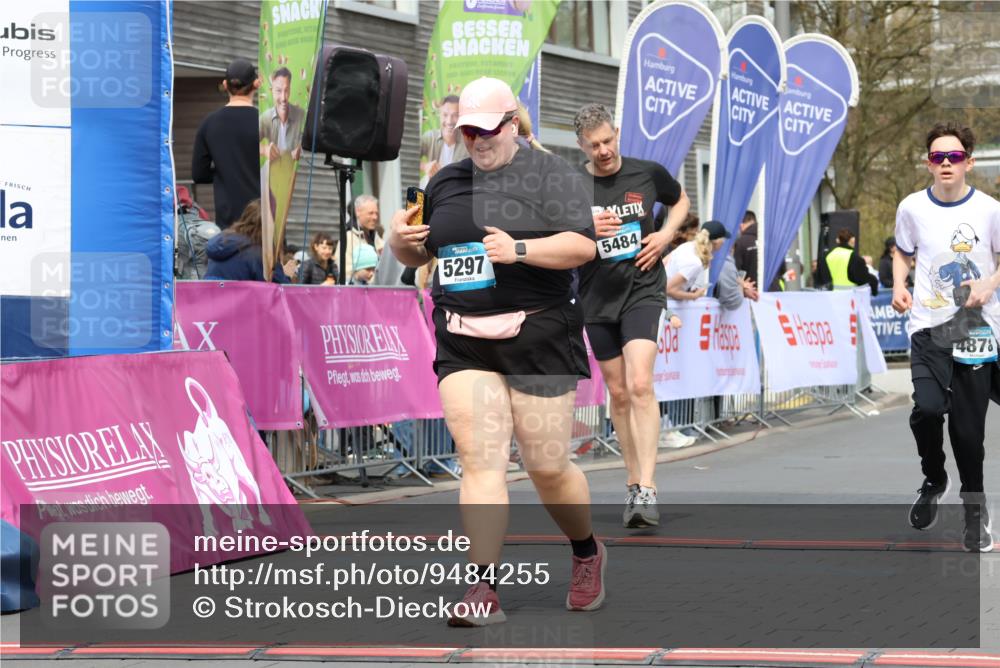 12.04.2026 - 45. Internationalen Wilhelmsburger Insellauf Strokosch-Dieckow http://msf.ph/oto/9484255 12.04.2026 13:21:50 Ziel 4319, 5297, 4878, 5484, 2692 meine-sportfotos.de