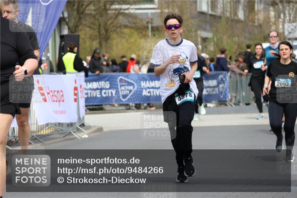12.04.2026 - 45. Internationalen Wilhelmsburger Insellauf Strokosch-Dieckow http://msf.ph/oto/9484266 12.04.2026 13:21:49 Ziel 4319, 5297, 4878, 5484, 2692 meine-sportfotos.de