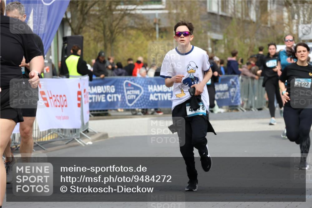 12.04.2026 - 45. Internationalen Wilhelmsburger Insellauf Strokosch-Dieckow http://msf.ph/oto/9484272 12.04.2026 13:21:49 Ziel 4319, 5297, 4878, 5484, 2692 meine-sportfotos.de