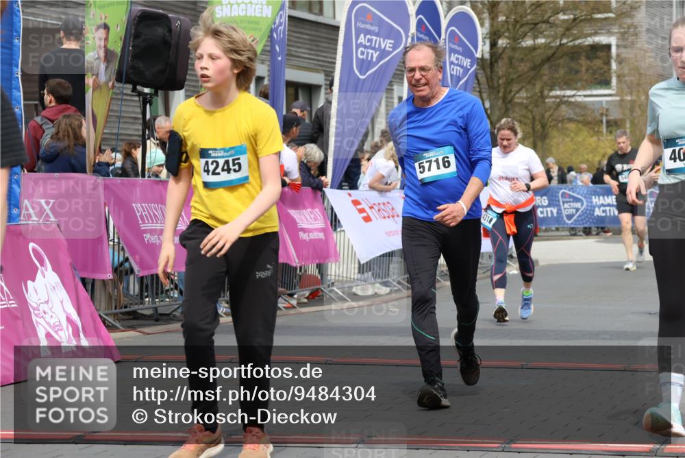 12.04.2026 - 45. Internationalen Wilhelmsburger Insellauf Strokosch-Dieckow http://msf.ph/oto/9484304 12.04.2026 13:21:43 Ziel 2333, 4018, 5716, 4319 meine-sportfotos.de