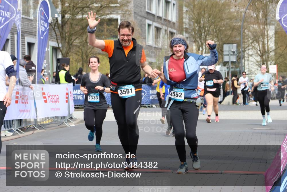 12.04.2026 - 45. Internationalen Wilhelmsburger Insellauf Strokosch-Dieckow http://msf.ph/oto/9484382 12.04.2026 13:21:37 Ziel 2101, 4417, 3552, 3551, 2333 meine-sportfotos.de