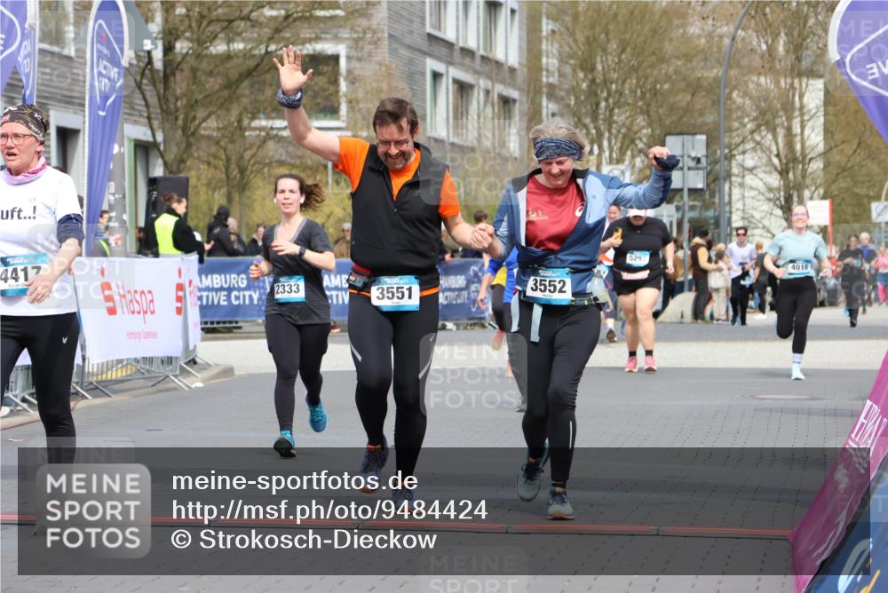 12.04.2026 - 45. Internationalen Wilhelmsburger Insellauf Strokosch-Dieckow http://msf.ph/oto/9484424 12.04.2026 13:21:37 Ziel 2101, 4417, 3552, 3551, 2333 meine-sportfotos.de