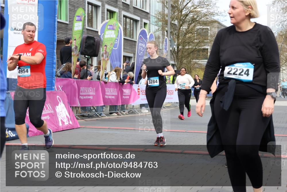 12.04.2026 - 45. Internationalen Wilhelmsburger Insellauf Strokosch-Dieckow http://msf.ph/oto/9484763 12.04.2026 13:21:04 Ziel 4224, 4954, 5258, 3284, 2469 meine-sportfotos.de