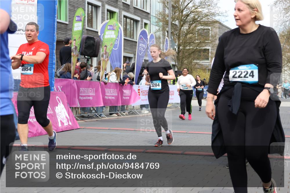 12.04.2026 - 45. Internationalen Wilhelmsburger Insellauf Strokosch-Dieckow http://msf.ph/oto/9484769 12.04.2026 13:21:04 Ziel 4224, 4954, 5258, 3284, 2469 meine-sportfotos.de
