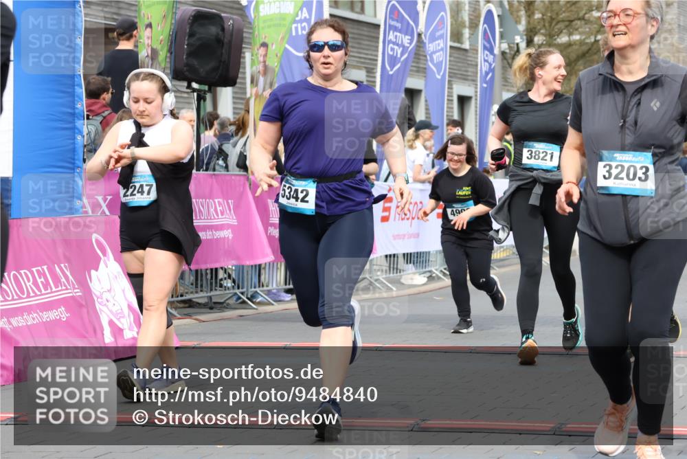 12.04.2026 - 45. Internationalen Wilhelmsburger Insellauf Strokosch-Dieckow http://msf.ph/oto/9484840 12.04.2026 13:20:56 Ziel 3236, 4718, 2247, 3203, 5342, 3822, 3821, 4999, 4803, 2224, 4223, 4224 meine-sportfotos.de