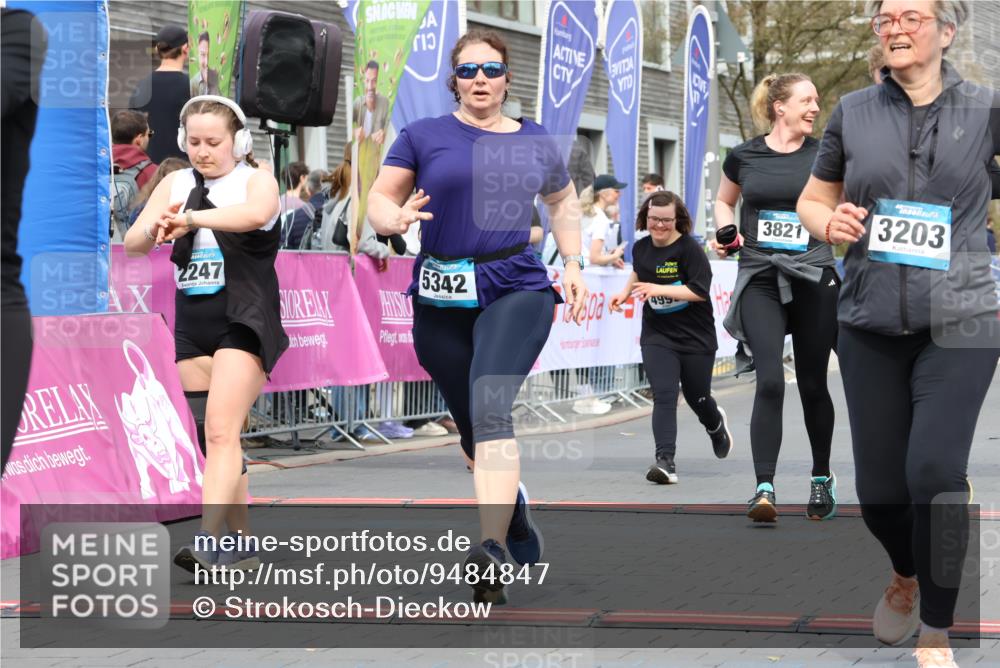 12.04.2026 - 45. Internationalen Wilhelmsburger Insellauf Strokosch-Dieckow http://msf.ph/oto/9484847 12.04.2026 13:20:56 Ziel 3236, 4718, 2247, 3203, 5342, 3822, 3821, 4999, 4803, 2224, 4223, 4224 meine-sportfotos.de