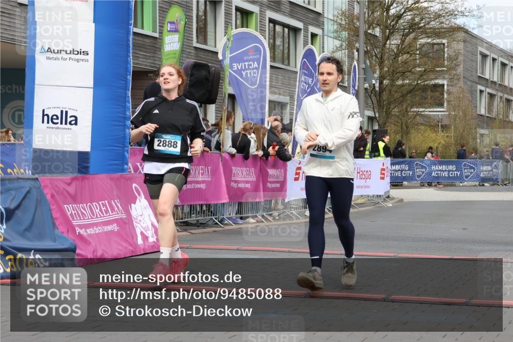 12.04.2026 - 45. Internationalen Wilhelmsburger Insellauf Strokosch-Dieckow http://msf.ph/oto/9485088 12.04.2026 13:20:36 Ziel 3448, 3449, 2894, 2888, 3898 meine-sportfotos.de