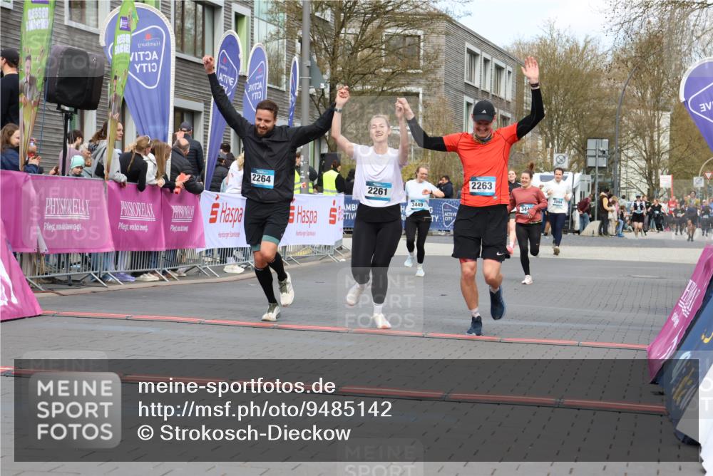 12.04.2026 - 45. Internationalen Wilhelmsburger Insellauf Strokosch-Dieckow http://msf.ph/oto/9485142 12.04.2026 13:20:28 Ziel 2261, 2264, 3448, 3449 meine-sportfotos.de