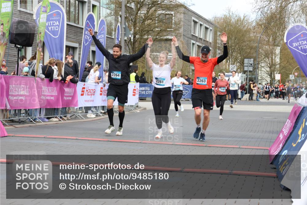 12.04.2026 - 45. Internationalen Wilhelmsburger Insellauf Strokosch-Dieckow http://msf.ph/oto/9485180 12.04.2026 13:20:27 Ziel 2261, 2264 meine-sportfotos.de