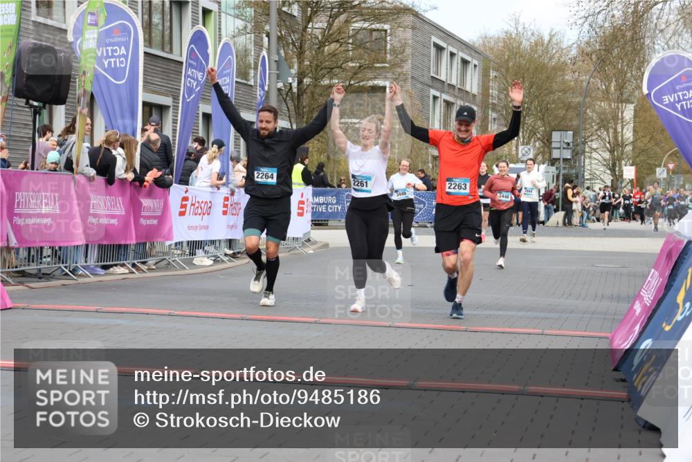 12.04.2026 - 45. Internationalen Wilhelmsburger Insellauf Strokosch-Dieckow http://msf.ph/oto/9485186 12.04.2026 13:20:27 Ziel 2261, 2264 meine-sportfotos.de