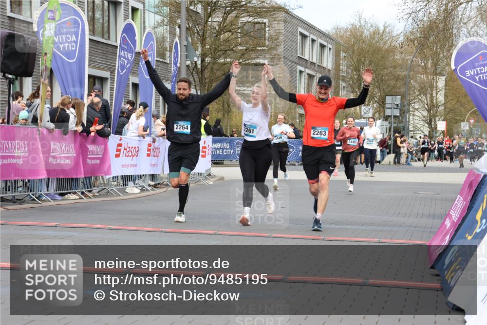 12.04.2026 - 45. Internationalen Wilhelmsburger Insellauf Strokosch-Dieckow http://msf.ph/oto/9485195 12.04.2026 13:20:27 Ziel 2261, 2264 meine-sportfotos.de