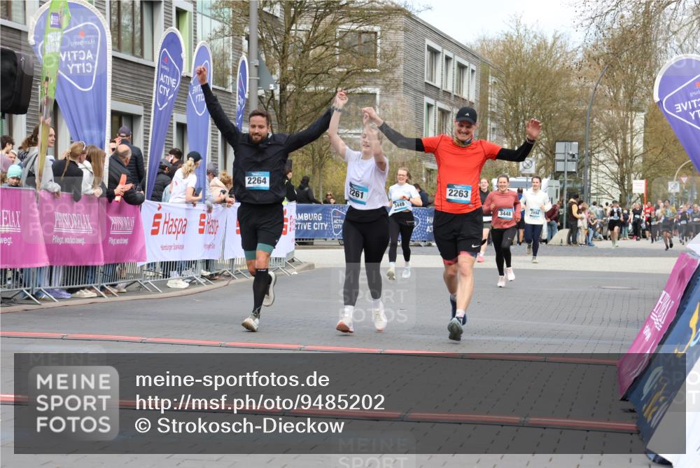 12.04.2026 - 45. Internationalen Wilhelmsburger Insellauf Strokosch-Dieckow http://msf.ph/oto/9485202 12.04.2026 13:20:27 Ziel 2261, 2264 meine-sportfotos.de
