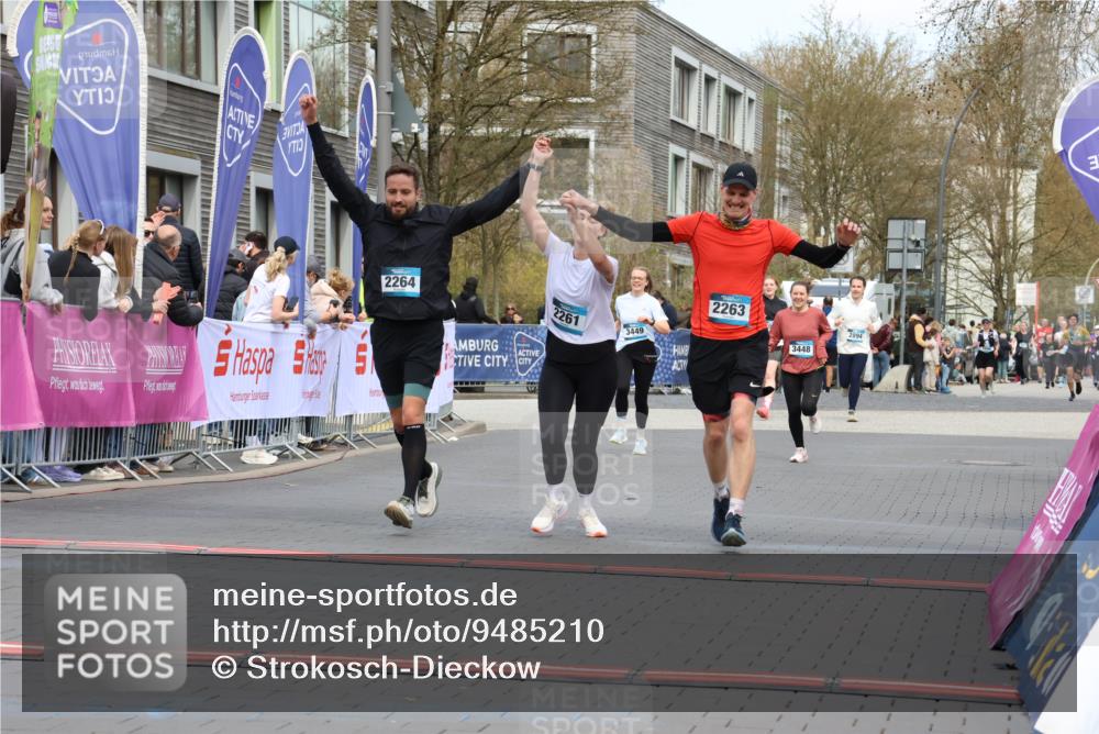 12.04.2026 - 45. Internationalen Wilhelmsburger Insellauf Strokosch-Dieckow http://msf.ph/oto/9485210 12.04.2026 13:20:27 Ziel 2261, 2264 meine-sportfotos.de
