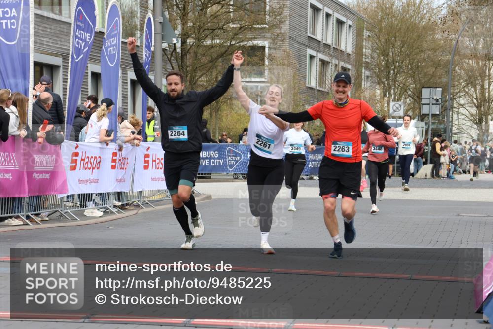 12.04.2026 - 45. Internationalen Wilhelmsburger Insellauf Strokosch-Dieckow http://msf.ph/oto/9485225 12.04.2026 13:20:27 Ziel 2261, 2264 meine-sportfotos.de