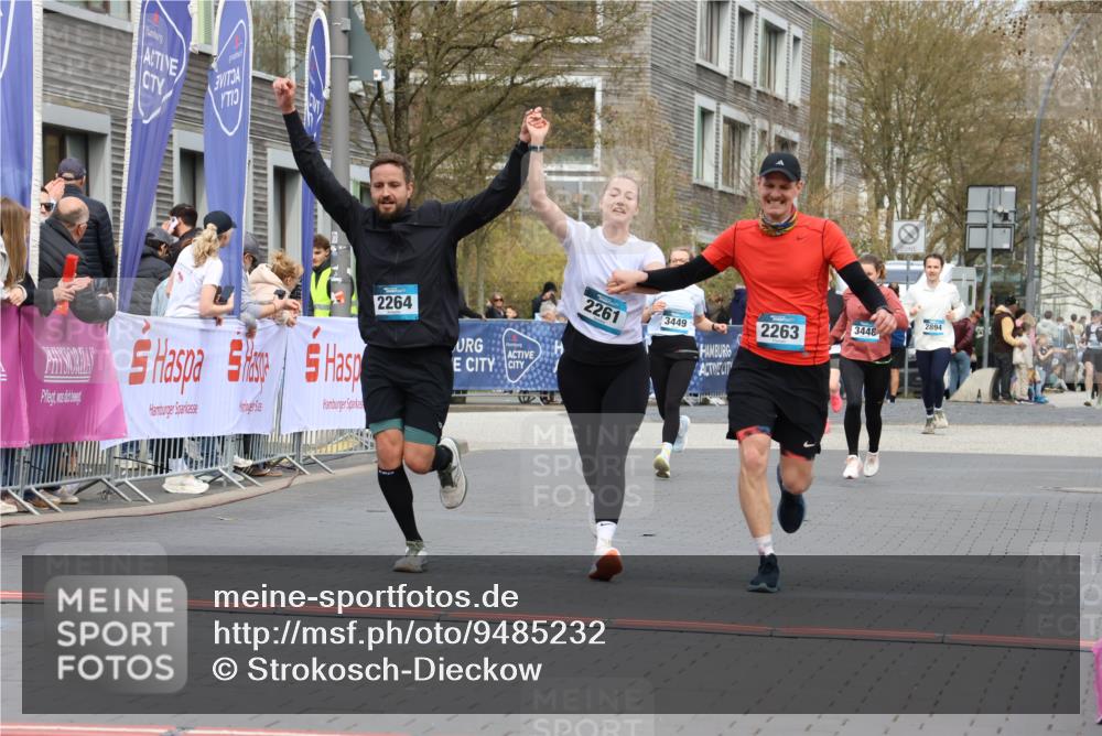 12.04.2026 - 45. Internationalen Wilhelmsburger Insellauf Strokosch-Dieckow http://msf.ph/oto/9485232 12.04.2026 13:20:27 Ziel 2261, 2264 meine-sportfotos.de