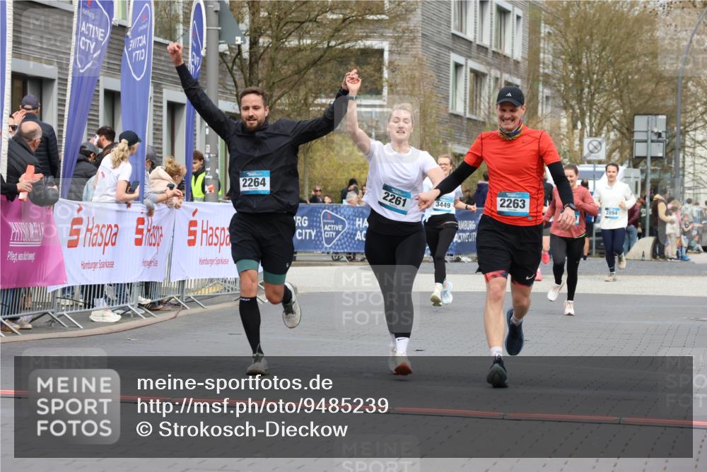 12.04.2026 - 45. Internationalen Wilhelmsburger Insellauf Strokosch-Dieckow http://msf.ph/oto/9485239 12.04.2026 13:20:27 Ziel 2261, 2264 meine-sportfotos.de