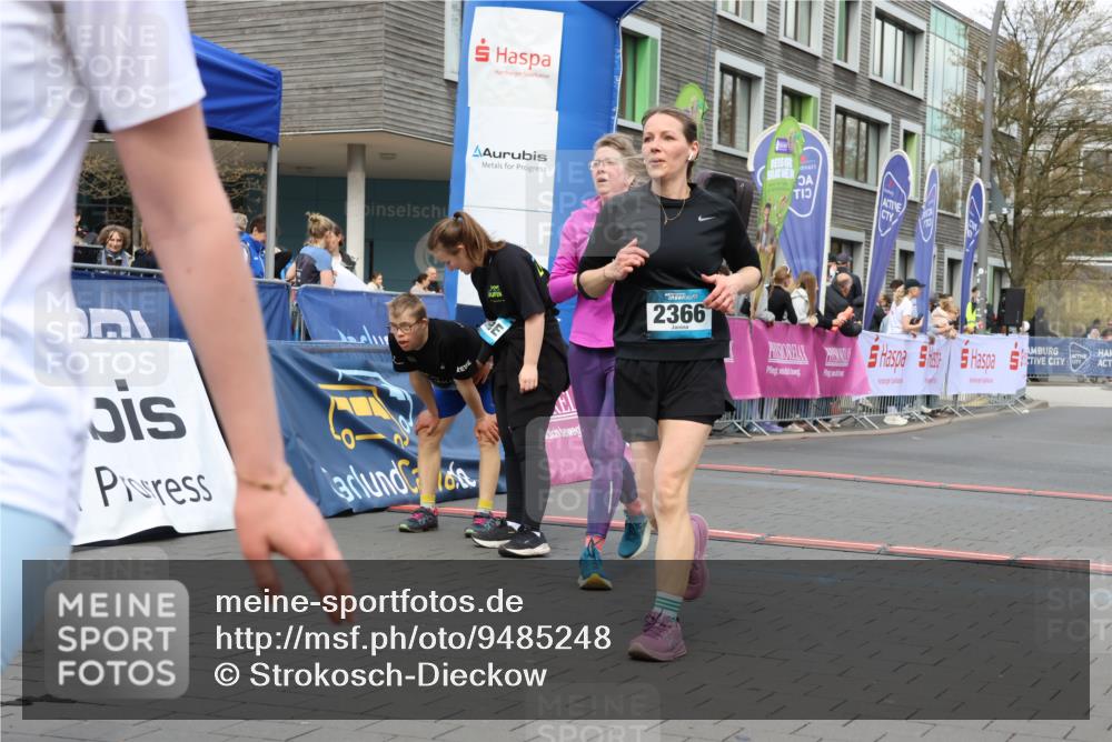 12.04.2026 - 45. Internationalen Wilhelmsburger Insellauf Strokosch-Dieckow http://msf.ph/oto/9485248 12.04.2026 13:20:24 Ziel 2366, 3655, 2261, 2264 meine-sportfotos.de