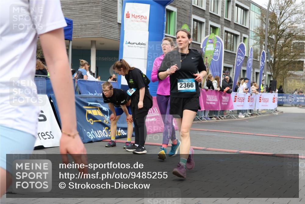 12.04.2026 - 45. Internationalen Wilhelmsburger Insellauf Strokosch-Dieckow http://msf.ph/oto/9485255 12.04.2026 13:20:24 Ziel 2366, 3655, 2261, 2264 meine-sportfotos.de