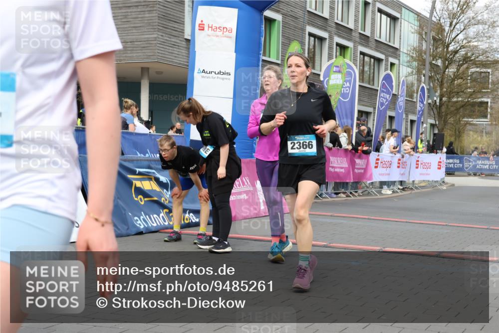 12.04.2026 - 45. Internationalen Wilhelmsburger Insellauf Strokosch-Dieckow http://msf.ph/oto/9485261 12.04.2026 13:20:24 Ziel 2366, 3655, 2261, 2264 meine-sportfotos.de