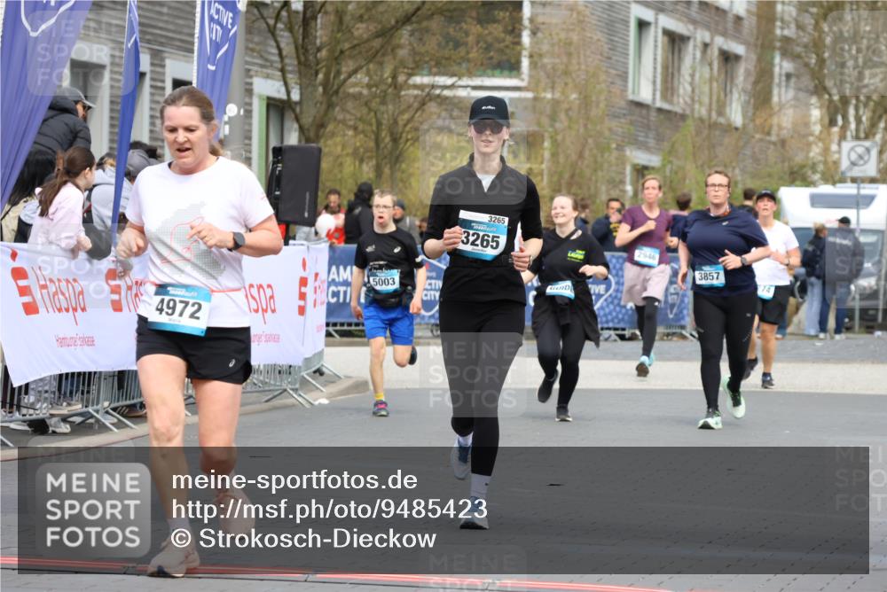 12.04.2026 - 45. Internationalen Wilhelmsburger Insellauf Strokosch-Dieckow http://msf.ph/oto/9485423 12.04.2026 13:20:07 Ziel 2799, 4972, 3265 meine-sportfotos.de