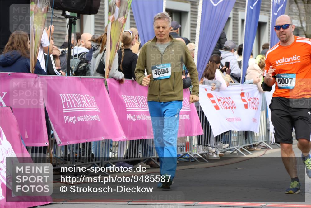 12.04.2026 - 45. Internationalen Wilhelmsburger Insellauf Strokosch-Dieckow http://msf.ph/oto/9485587 12.04.2026 13:19:50 Ziel 2027, 5007, 4594, 4984, 3927 meine-sportfotos.de