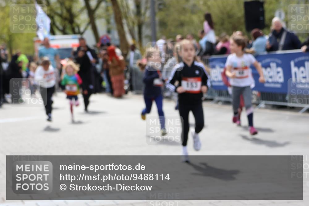 12.04.2026 - 45. Internationalen Wilhelmsburger Insellauf Strokosch-Dieckow http://msf.ph/oto/9488114 12.04.2026 14:10:13 Ziel 946, 738, 201, 189, 269, 1524, 961, 938, 198, 932, 639, 205, 153, 48, 86, 132, 417, 60, 746, 664 meine-sportfotos.de
