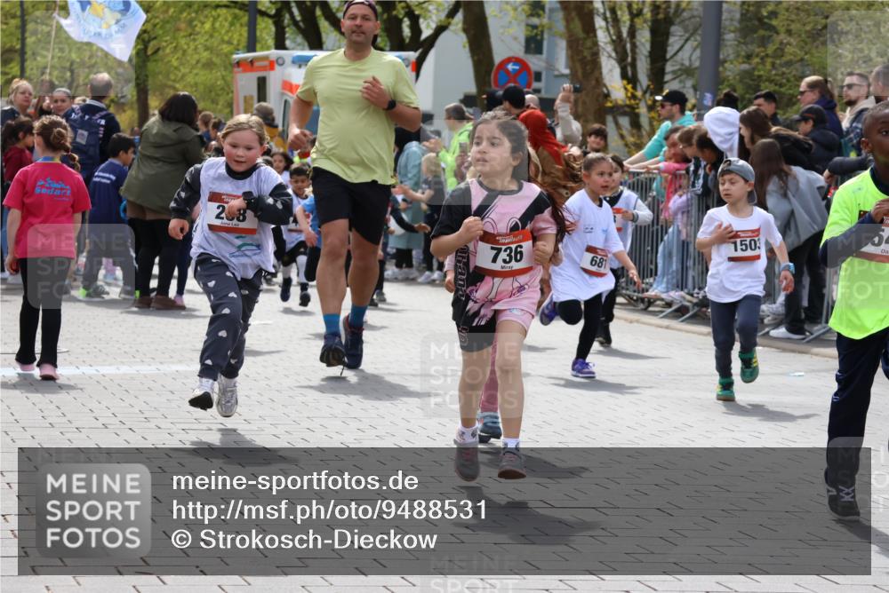 12.04.2026 - 45. Internationalen Wilhelmsburger Insellauf Strokosch-Dieckow http://msf.ph/oto/9488531 12.04.2026 14:09:53 Ziel 284, 44, 200, 563, 53, 712, 1512, 1525, 551, 764, 567, 720, 719, 907, 158, 268, 543, 721, 1503, 736, 715, 6, 1504, 412, 681, 640, 248, 441 meine-sportfotos.de